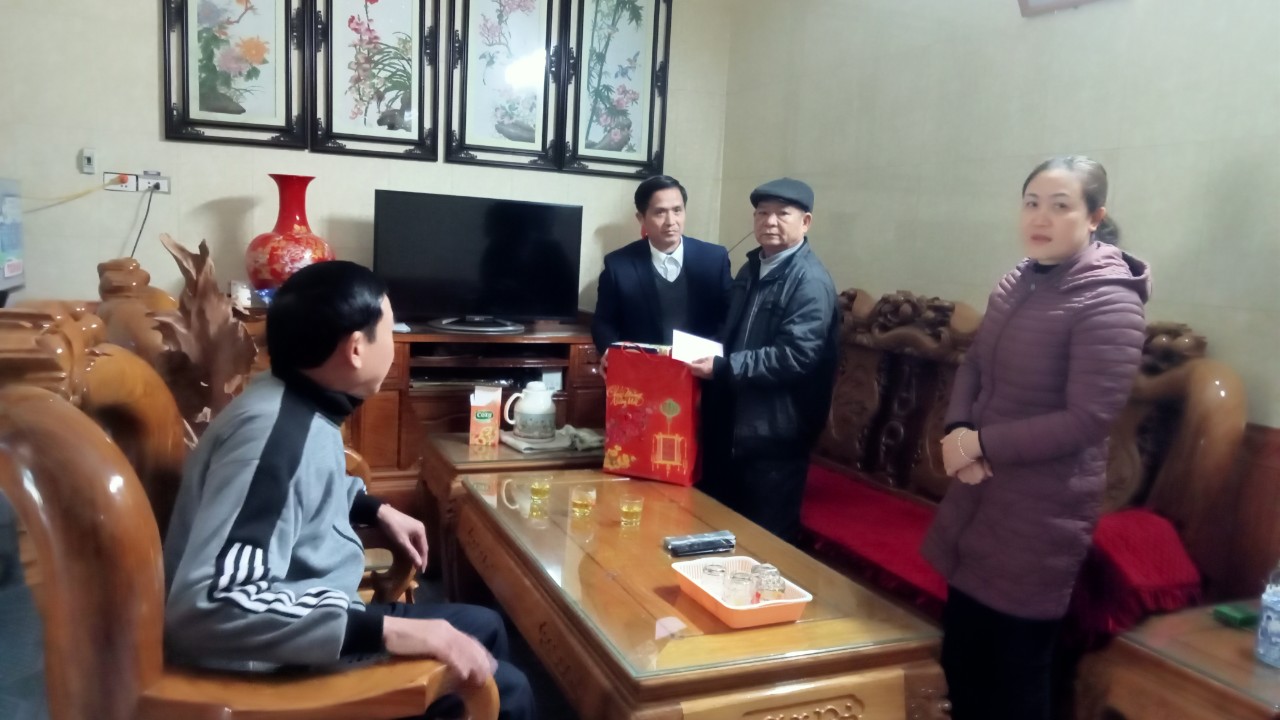 Phó Chủ tịch UBND thành phố Hà Minh Mẫn tặng quà tết Nguyên đán năm 2024
