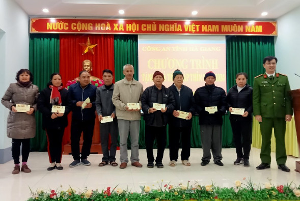 Công an tỉnh Hà Giang trao quà Tết tại phường Ngọc Hà