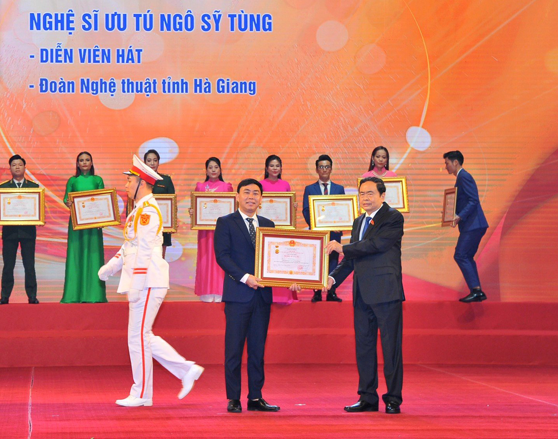 Nhạc sĩ Ngô Sỹ Tùng, Phó Trưởng đoàn Nghệ thuật tỉnh vinh dự được tặng danh hiệu Nghệ sĩ Ưu tú