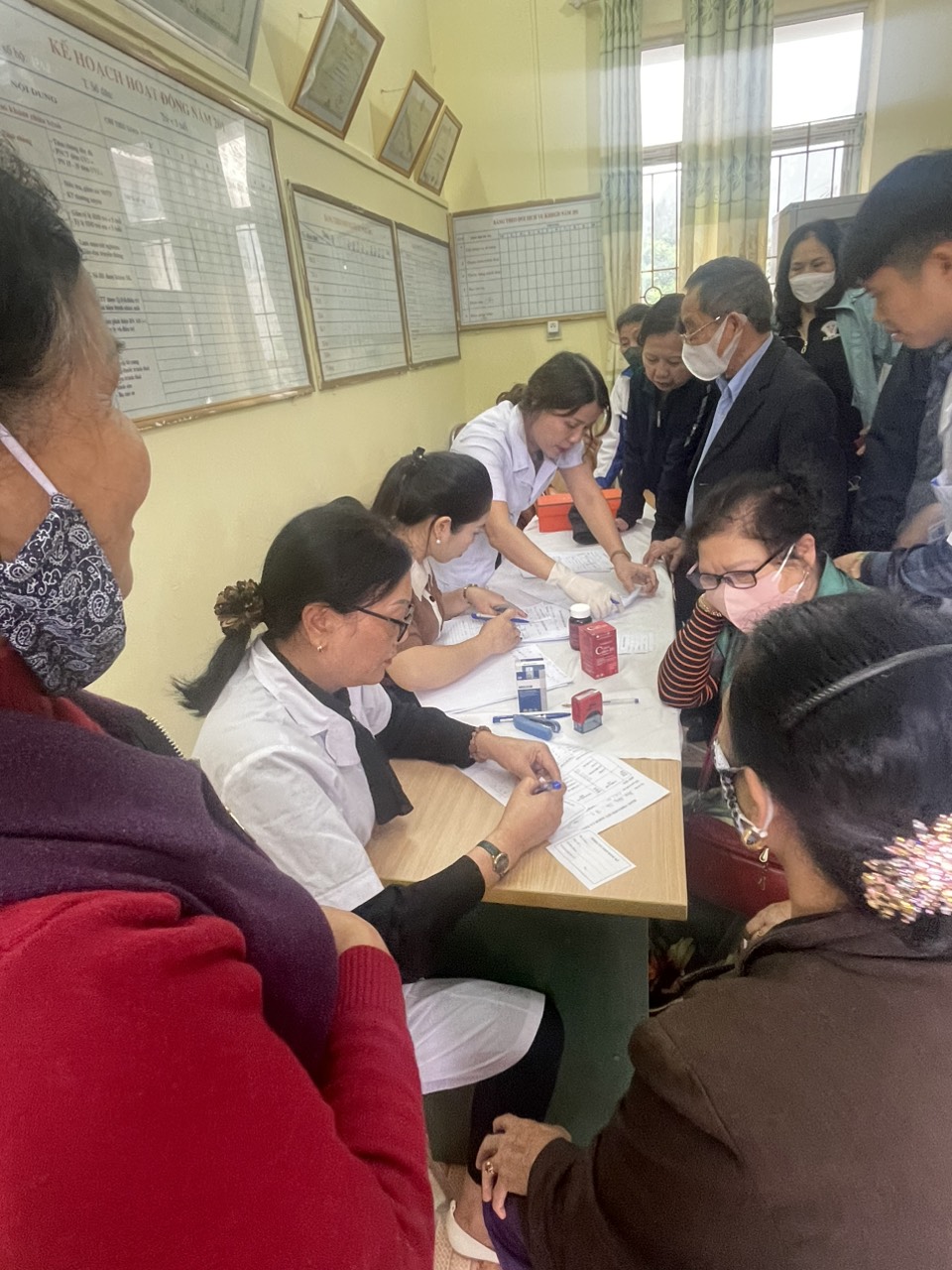 Trạm y tế phường Ngọc Hà tổ chức khám sàng lọc các bệnh không lây nhiễm cho người dân