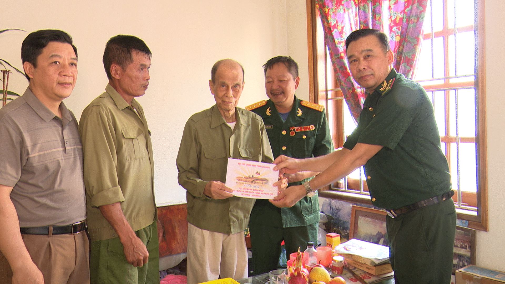 Hội Cựu chiến binh thành phố Hà Giang tặng quà hội viên tham gia chiến dịch Điện Biên Phủ