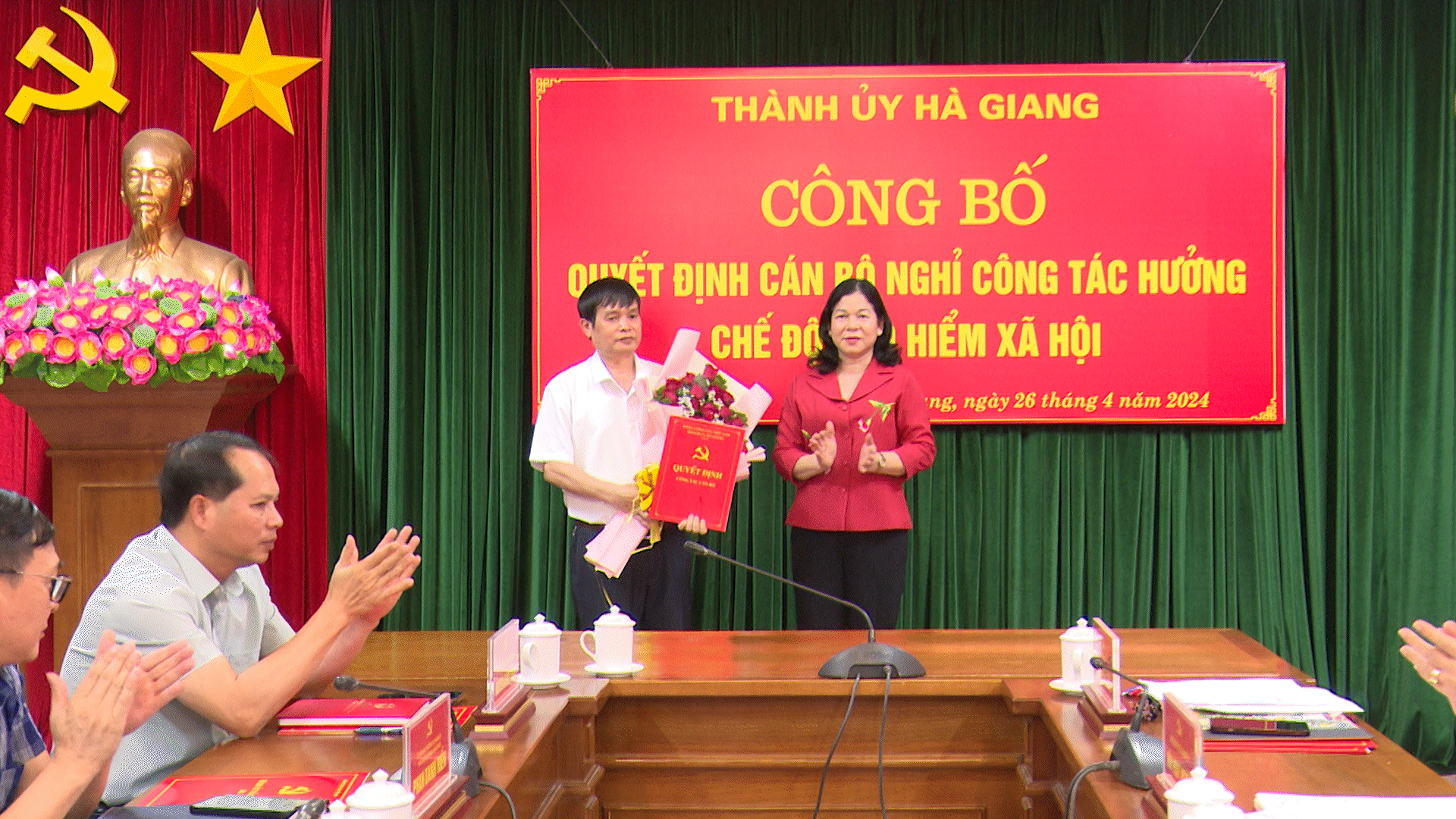 Thành ủy Hà Giang công bố Quyết định nghỉ hưu để hưởng chế độ bảo hiểm xã hội