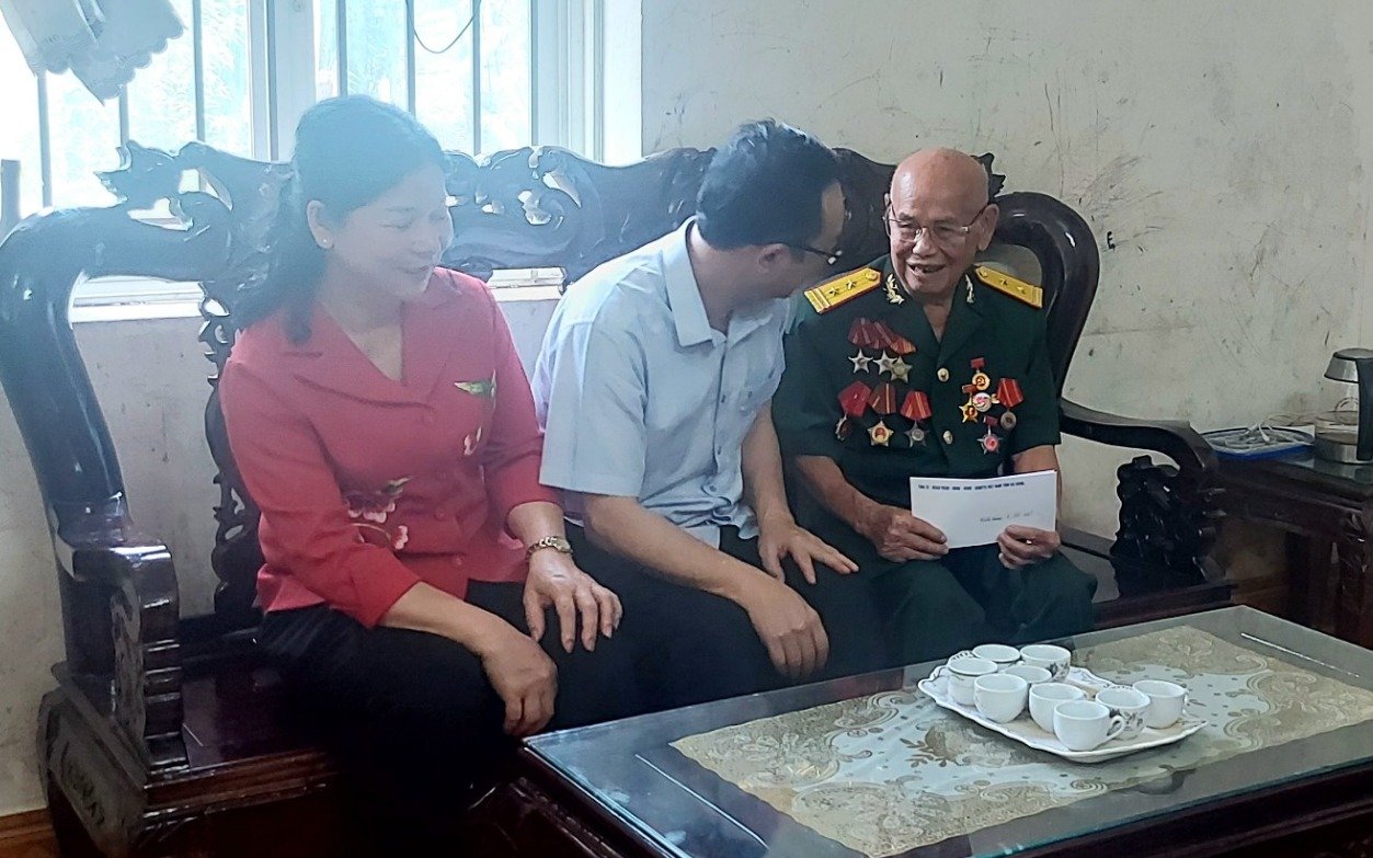 Phó Bí thư Thường trực Tỉnh ủy Thào Hồng Sơn thăm, tặng quà Cựu chiến binh từng tham gia chiến dịch Điện Biên Phủ tại phường Ngọc Hà