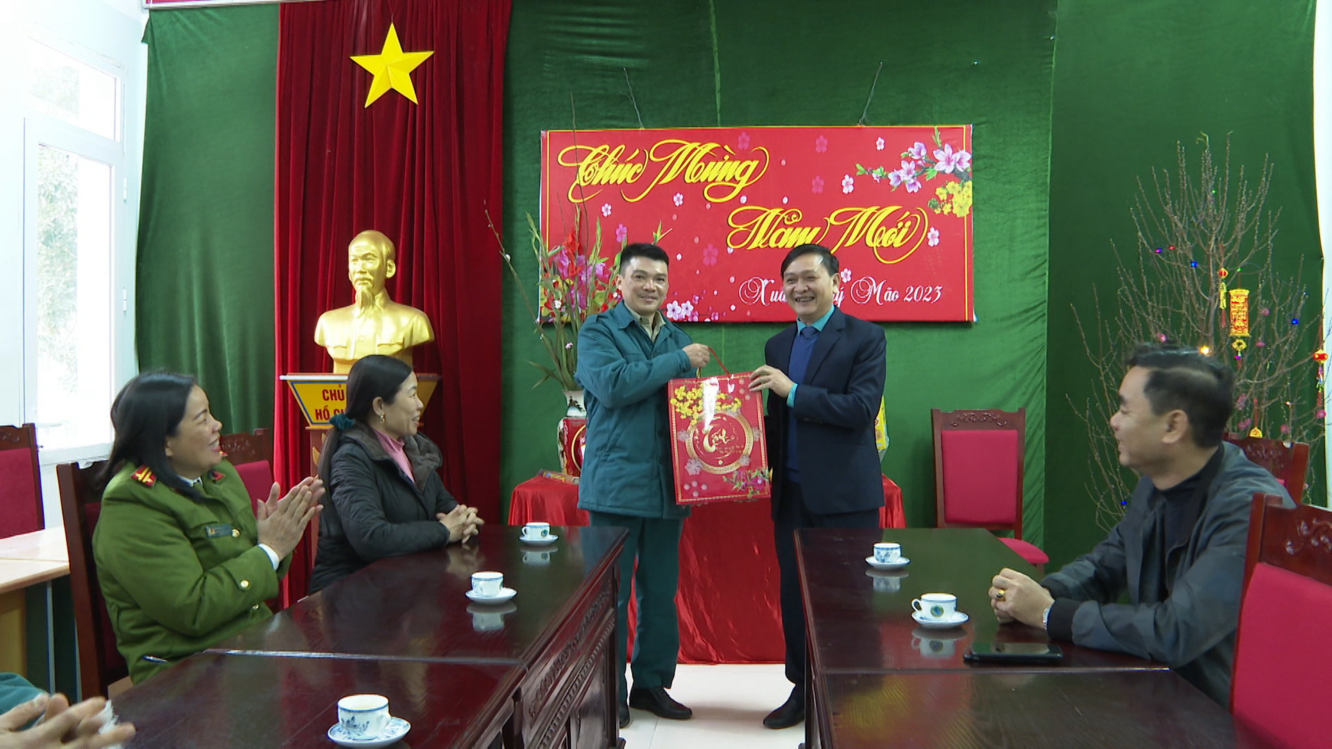 Đồng chí Phan Danh Hiển, Phó chủ tịch HĐND tặng quà tết các lực lượng