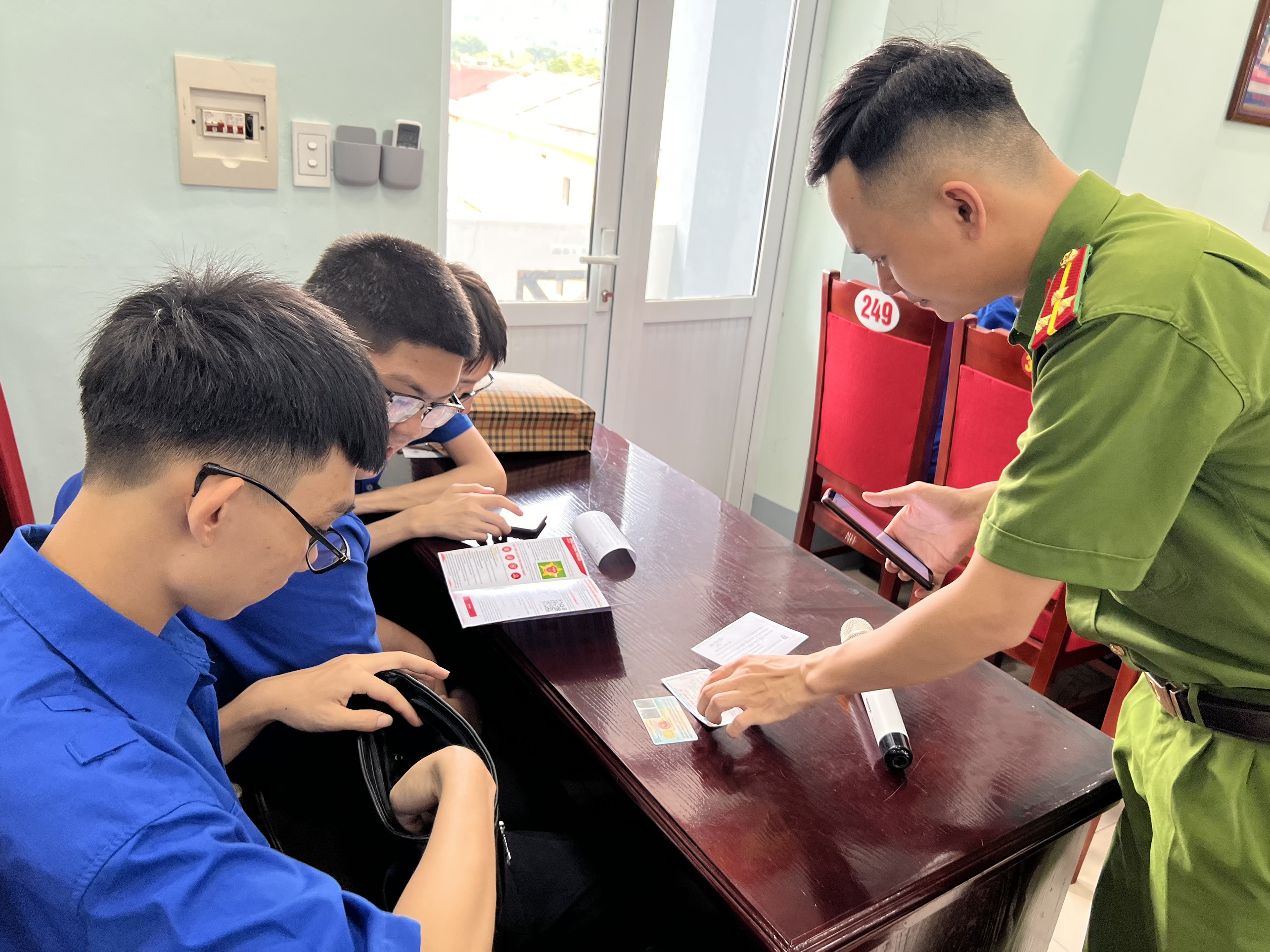 Đoàn Thanh niên phường Ngọc Hà ra quân hướng dẫn người dân kích hoạt định danh điện tử