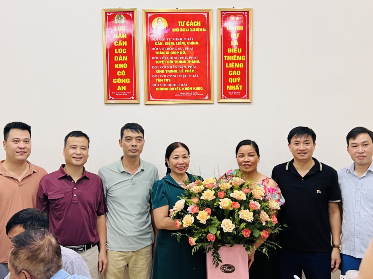 Lãnh đạo phường Ngọc Hà chúc mừng 78 năm ngày truyền thống Công an nhân dân Việt Nam