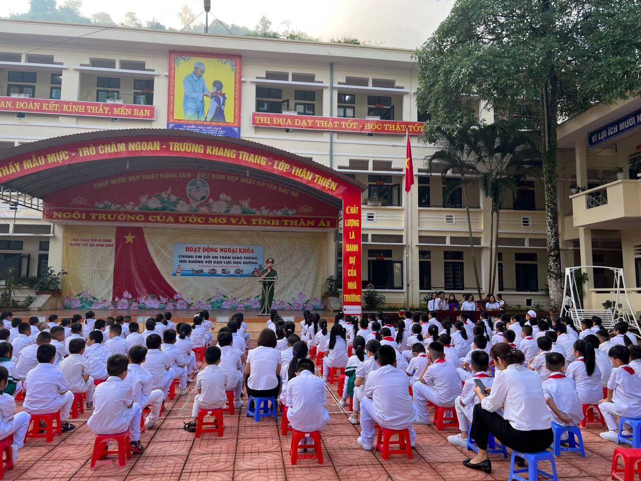 Trường Tiểu học Hồng Quân tổ chức tuyên truyền An toàn giao thông, phòng chống bạo lực học đường, phòng cháy chữa cháy