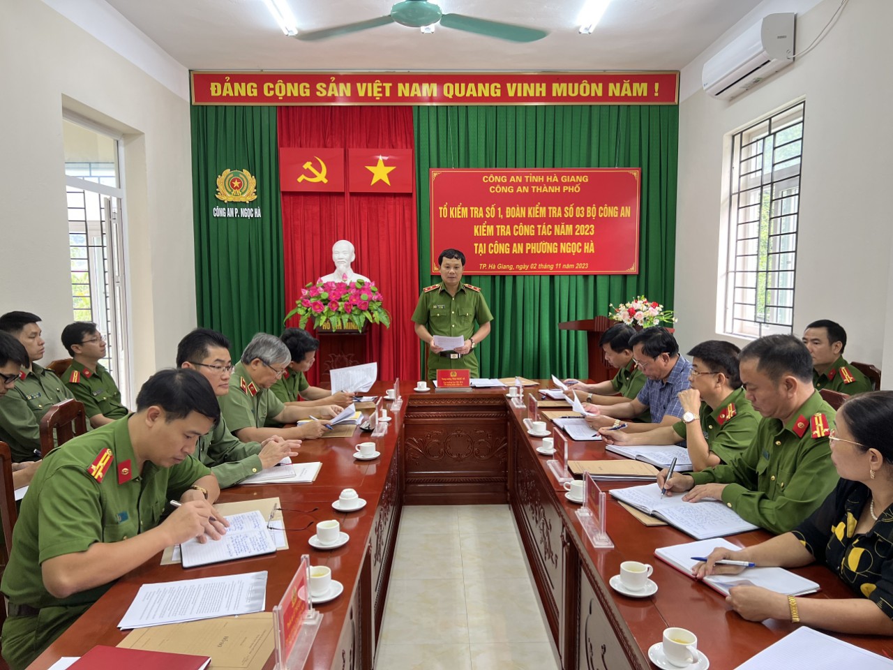 Trung tướng Trần Ngọc Hà, Cục trưởng Cục Cảnh sát hình sự Bộ Công an làm việc tại Công an phường Ngọc Hà